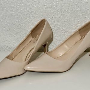 TAHARI Classy Light Pink Kitten Heels